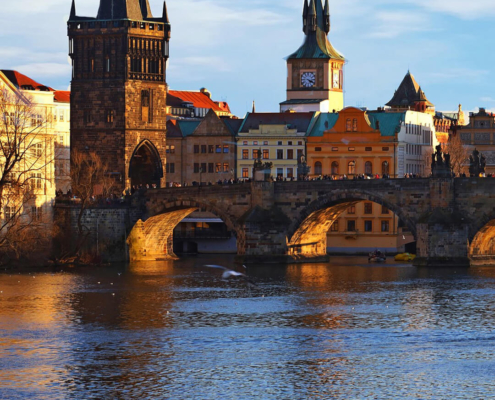 Blick über die Moldau auf die Karlsbrücke und den Pulverturm buchbar bei Olivers Touristik World