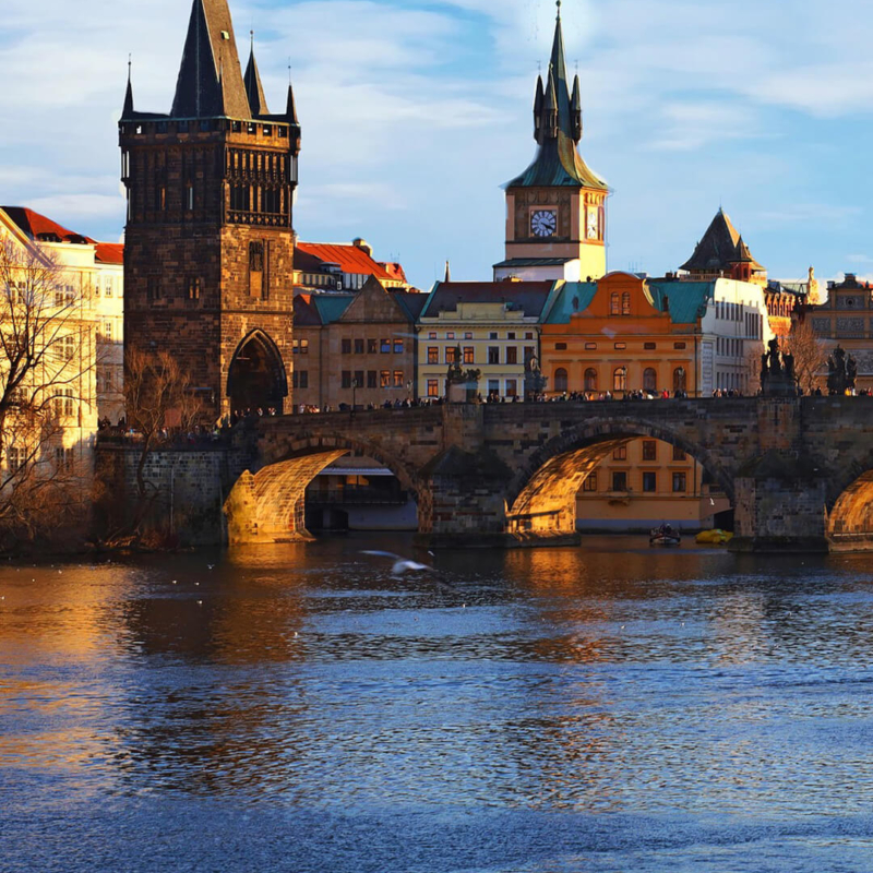 Blick über die Moldau auf die Karlsbrücke und den Pulverturm buchbar bei Olivers Touristik World