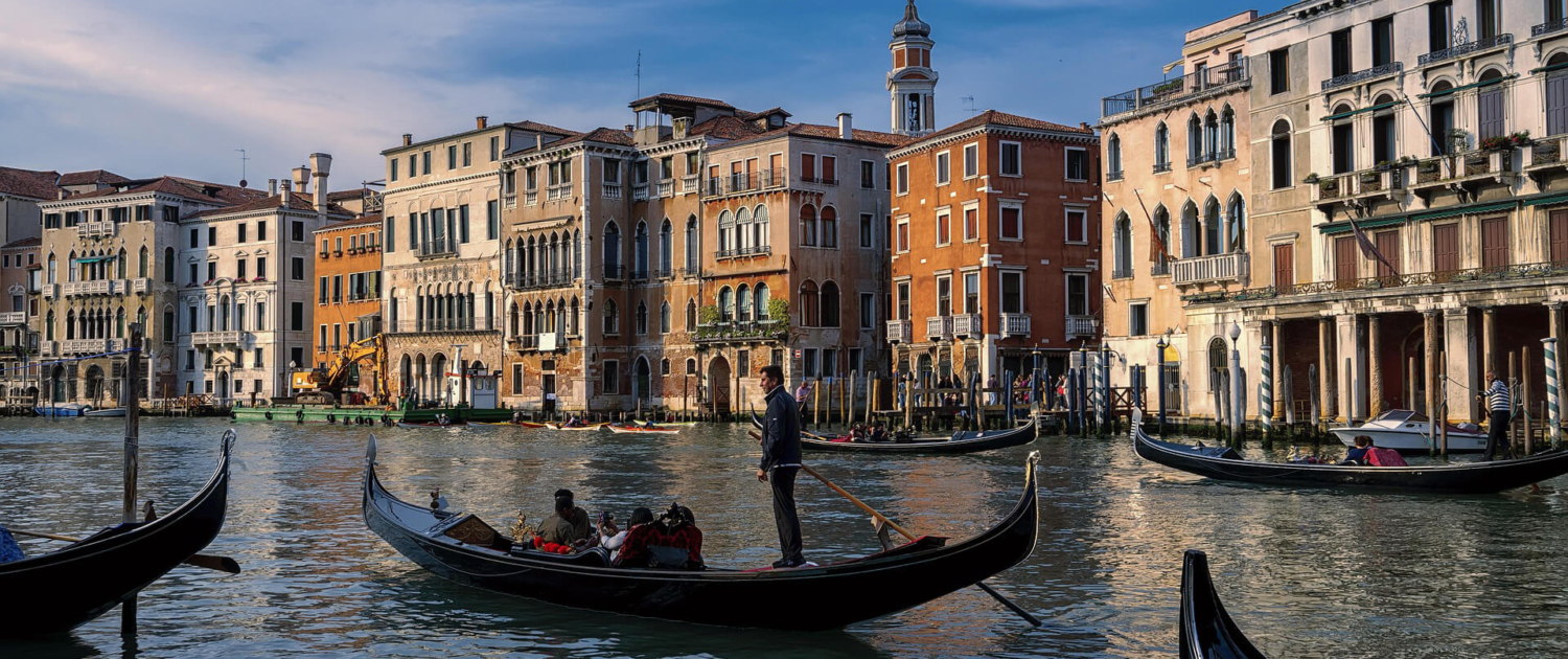 Venedig Blick auf Canale Grande mit Gondeln im Vordergrund Venedig Blick auf den Canale Grande mit Gondeln auf dem Wasser