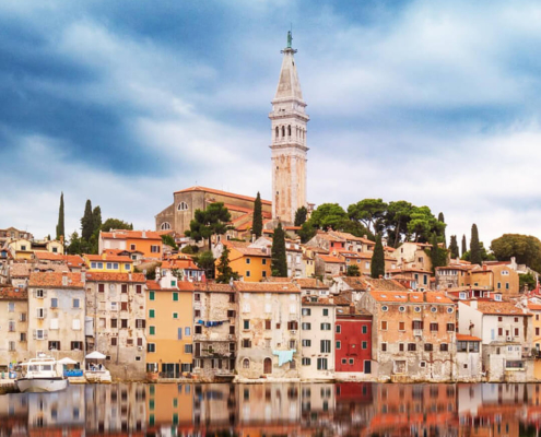 Blick auf die Skyline von Rovinj mit Kirche in Istrien Kroatien