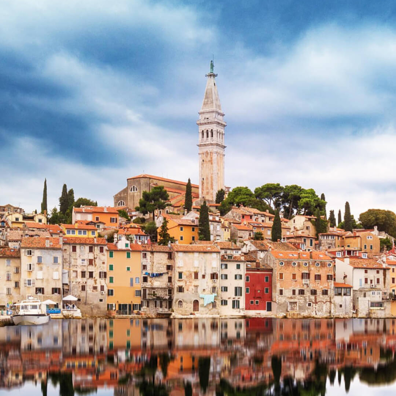 Blick auf die Skyline von Rovinj mit Kirche in Istrien Kroatien