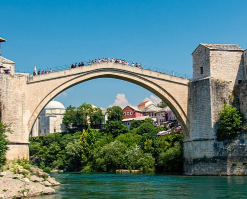 Blick auf die alte Brücke in Stari Most Mostar Bosnien Herzegowina