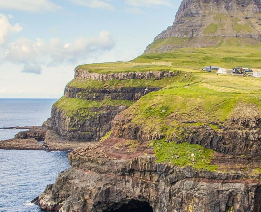 Blick auf einen grünen Felsen im Norden von Europa Blick auf einen grünen Felsen im Norden von Europa