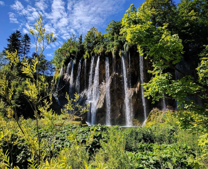 Blick auf einen der Wasserfälle an den Plitvicer Seen in Kroatien Blick auf einen der Wasserfälle an den Plitvicer Seen in Kroatien