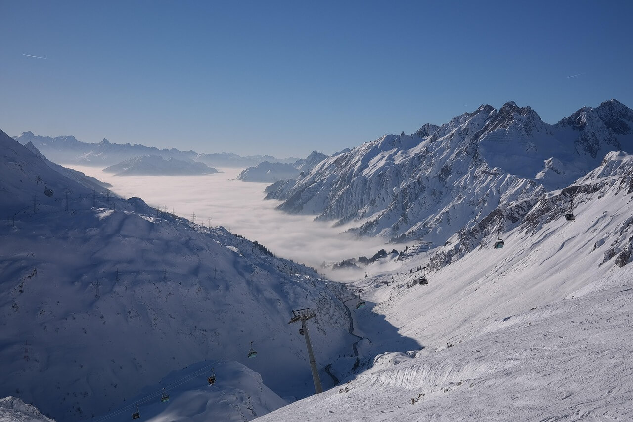 Blick auf das Skigebiet Arlberg in Österreich