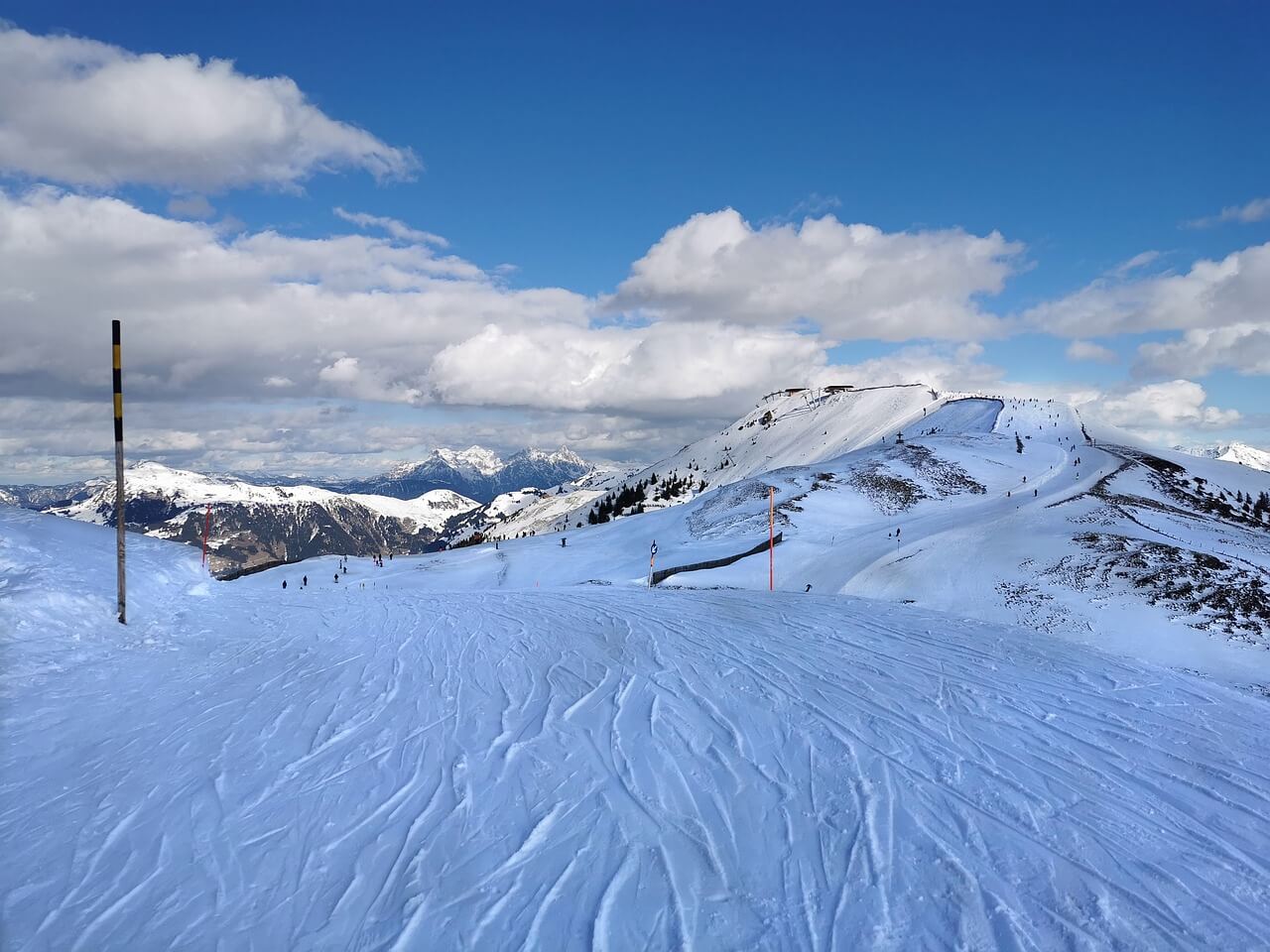 Blick auf die Kitz-Skiarena in Kitzbühel und Kirchberg in Österreich 