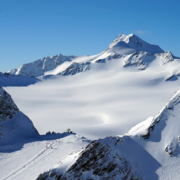 Wunderbare verschneite Berge in der Region Sölden in den österreichischen Alpen