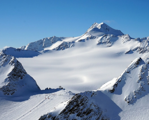 Wunderbare verschneite Berge in der Region Sölden in den österreichischen Alpen