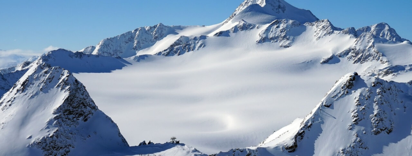 Wunderbare verschneite Berge in der Region Sölden in den österreichischen Alpen