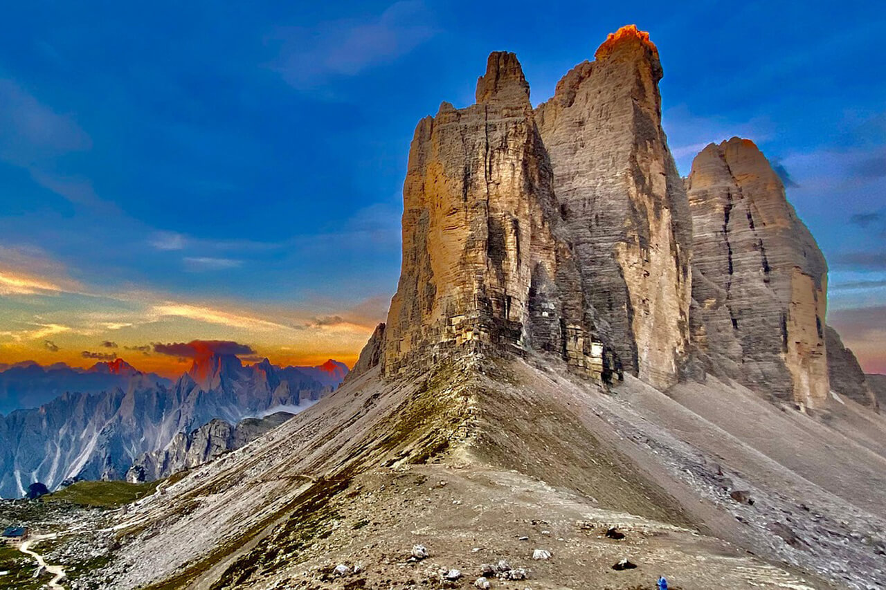 Blick auf die Drei Zinnen dem ikonischen Berg in den Dolomiten in Italien 