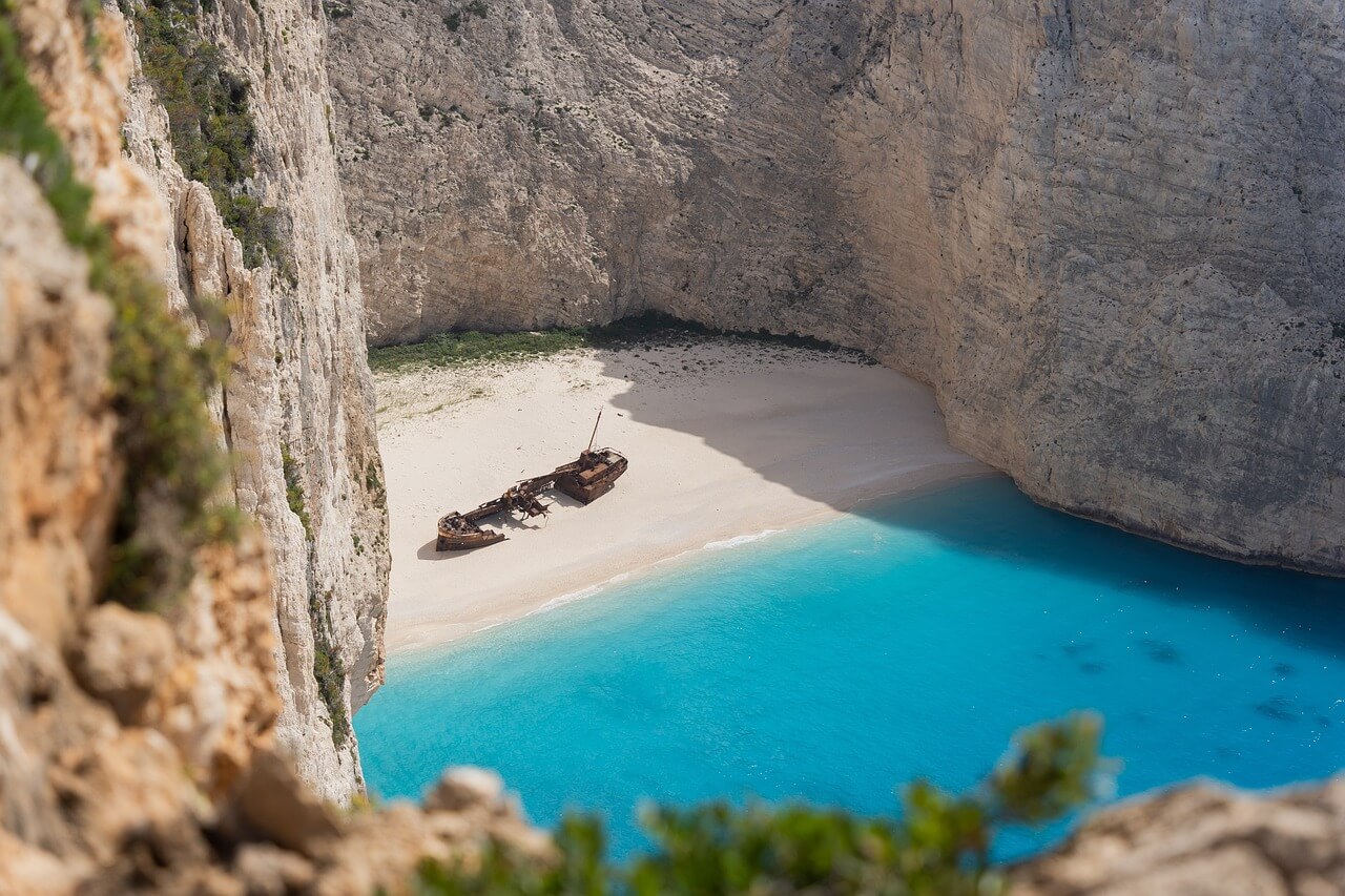Blick auf die Felsen und das Schiffswrack an der Navagio Bucht in Zakynthos in Griechenland 