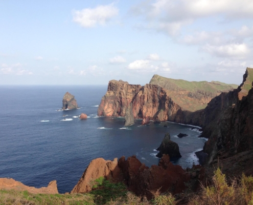Blick auf die Felsenküste der Insel Madeiras in Portugal