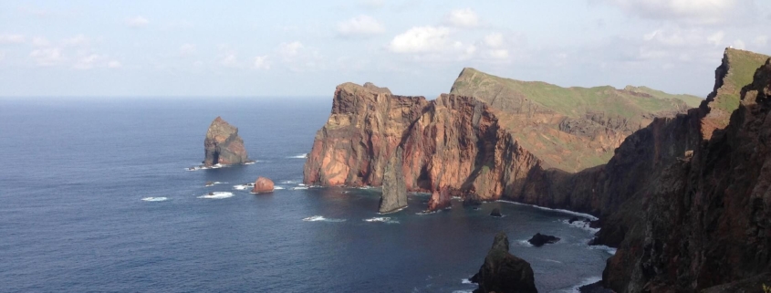Blick auf die Felsenküste der Insel Madeiras in Portugal
