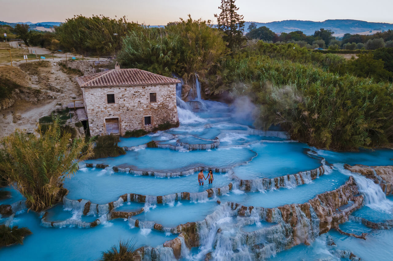 Blick auf die Thermalterrassen von Saturnia in der Toskana buchbar bei Olivers Touristik World