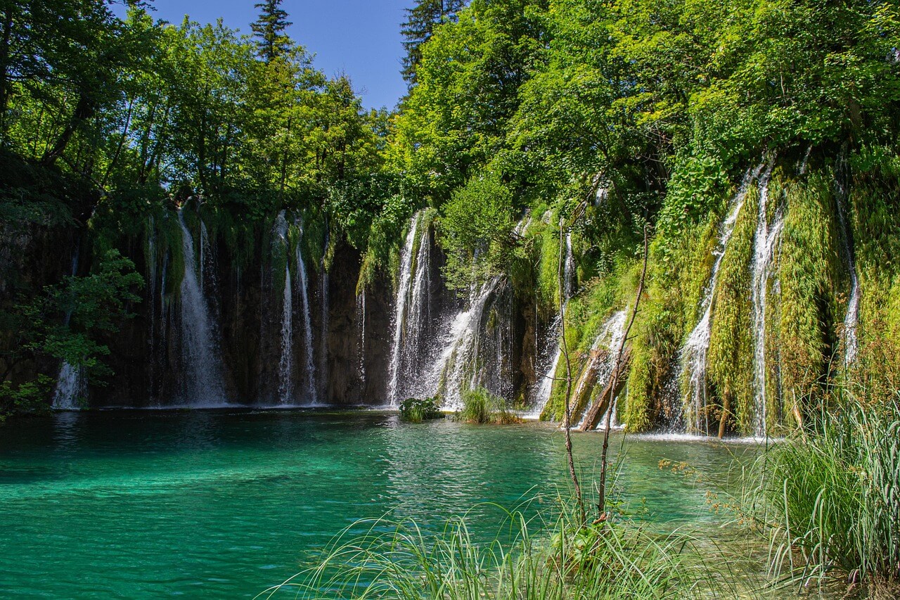 Blick auf die Wasserfäll und die smaragdgrünen Seen der Plitvicer Seen in Kroatien