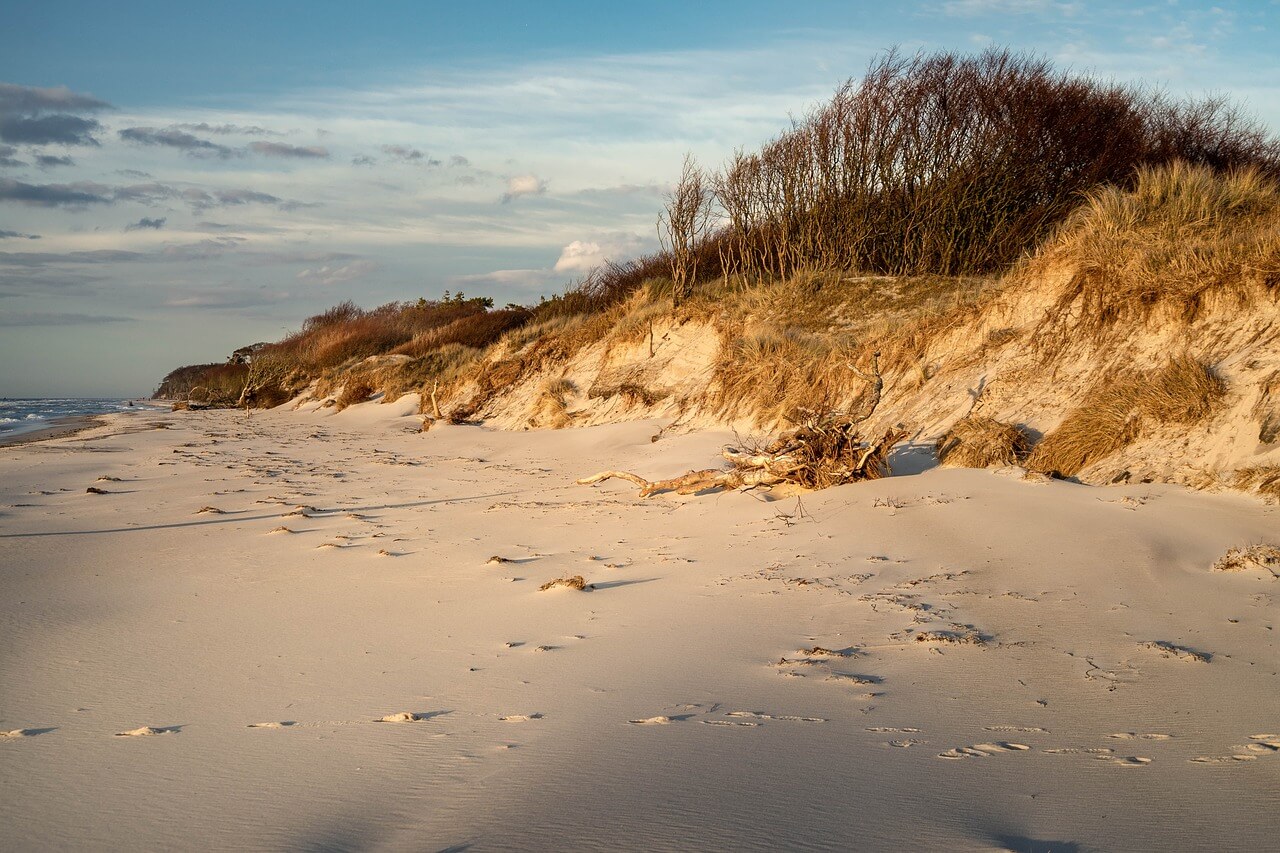 Blick auf die breiten Sanddünen am Fischland Darss and der mecklenburgischen Ostseeküste in Deutschland 