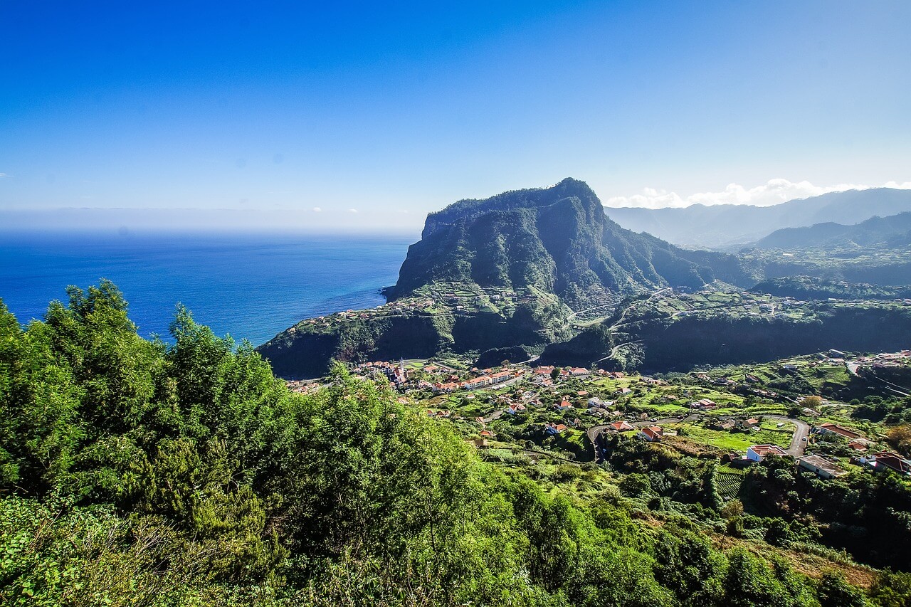 Blick auf die wunderschöne Landschaft von Madeira in Portugal 