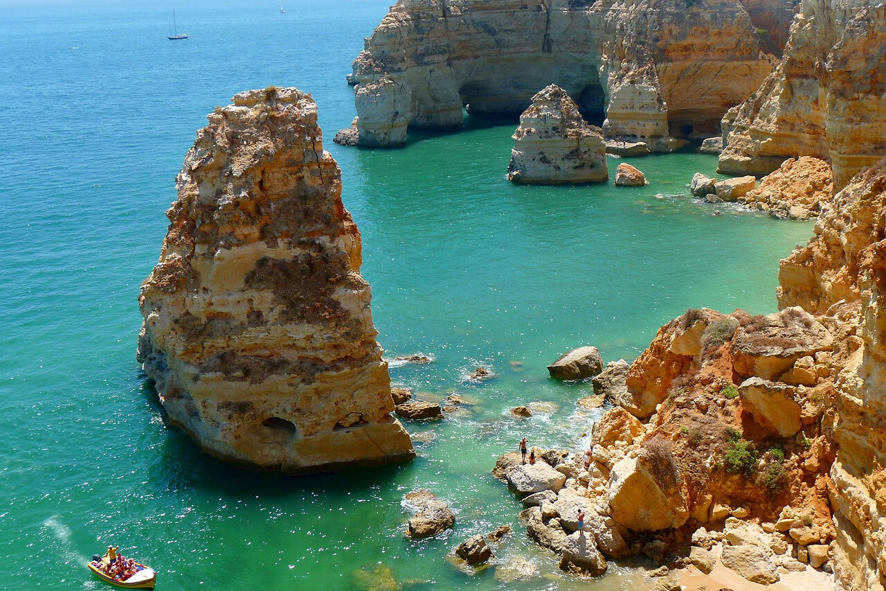 Die Felsenküste der Algarve in der Nähe von Benagil bei Portugal