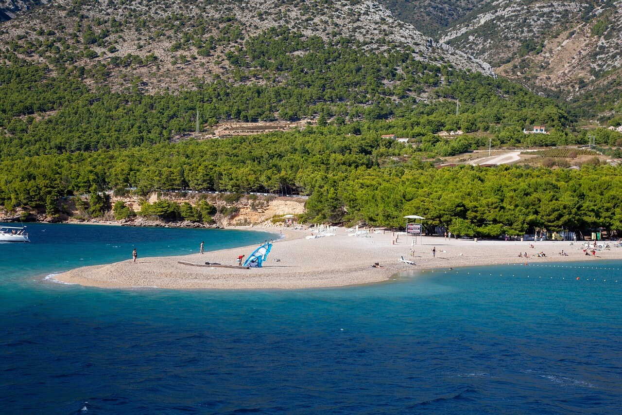 Blick auf einen der bekanntesten Strände Kroatiens Zlatini Rad (Goldenes Horn) auf der Insel Brac in Kroatien