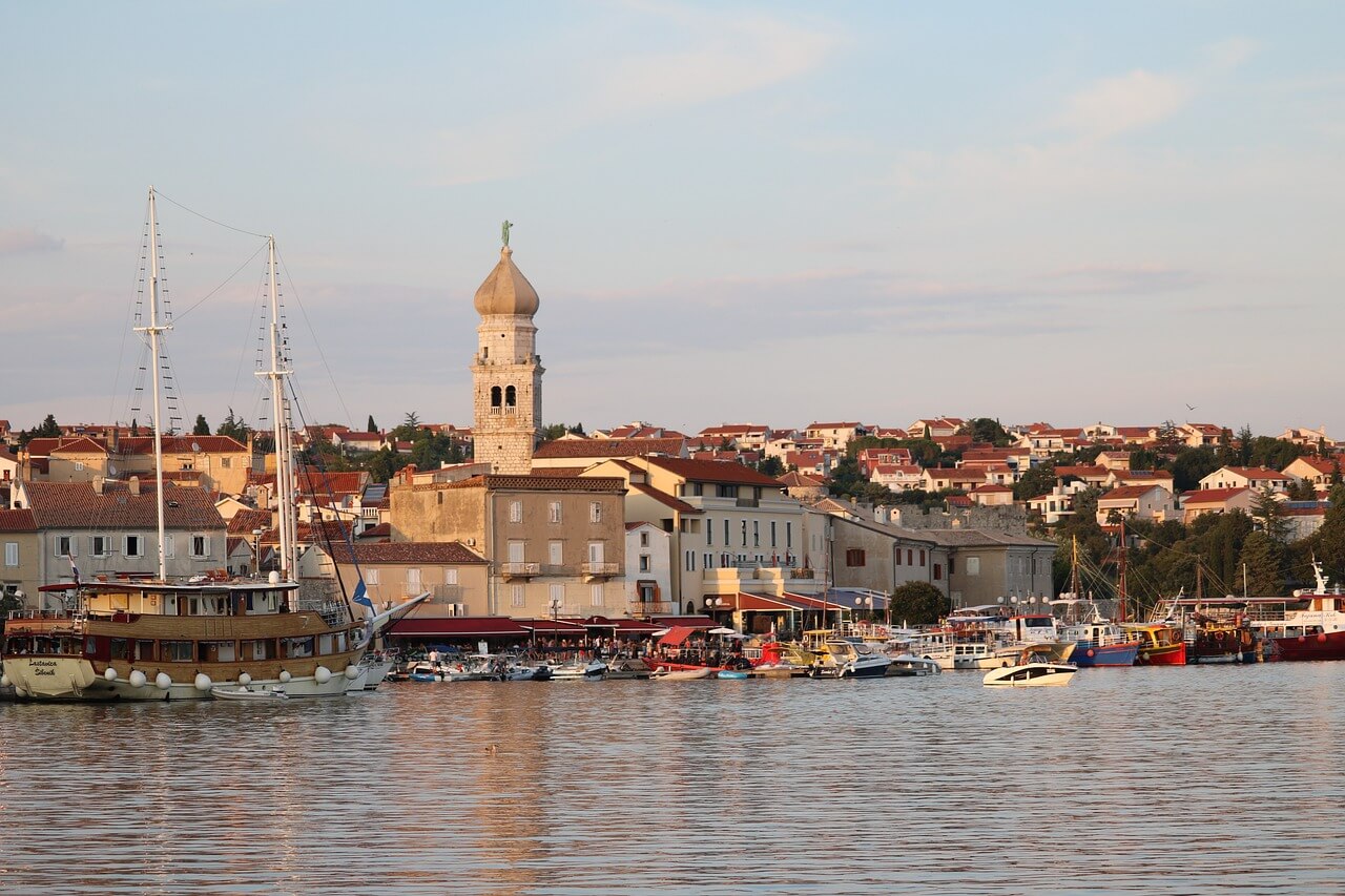 Blick auf den Ort Krk auf der Insel Krk an der Kvarner Bucht in Kroatien