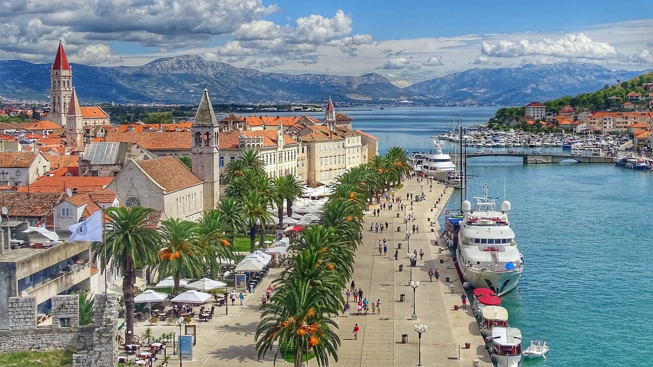 Blick auf die Altstadt und die Strandpromenade von Trogir nördlich von Split in Mitteldalmatien Kroatien
