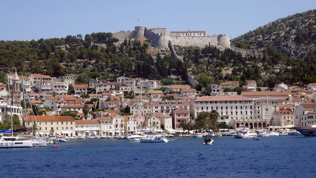 Blick auf die Altstadt und die Burg von der Stadt Hvar auf der Insel Hvar in Kroatien