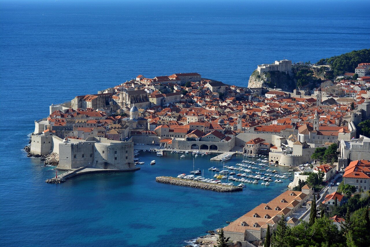 Blick auf die Altstadt und die Stadtmauer von Dubrovnik in Süddalmatien / Kroatien 
