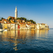 Blick auf die Altstadt von Rovinj mit Meerblick und einer Yacht auf dem Meer