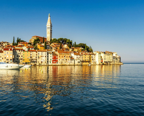 Blick auf die Altstadt von Rovinj mit Meerblick und einer Yacht auf dem Meer