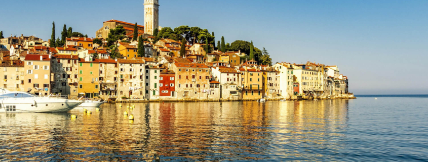 Blick auf die Altstadt von Rovinj mit Meerblick und einer Yacht auf dem Meer