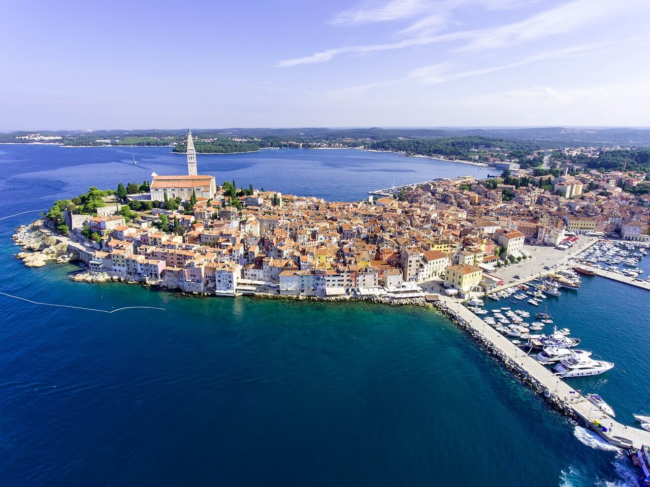 Luftaufnahme der Halbinsel von Rovinj, umgeben vom Meer mit der Altstadt und Kirche in Istrien Kroatien 