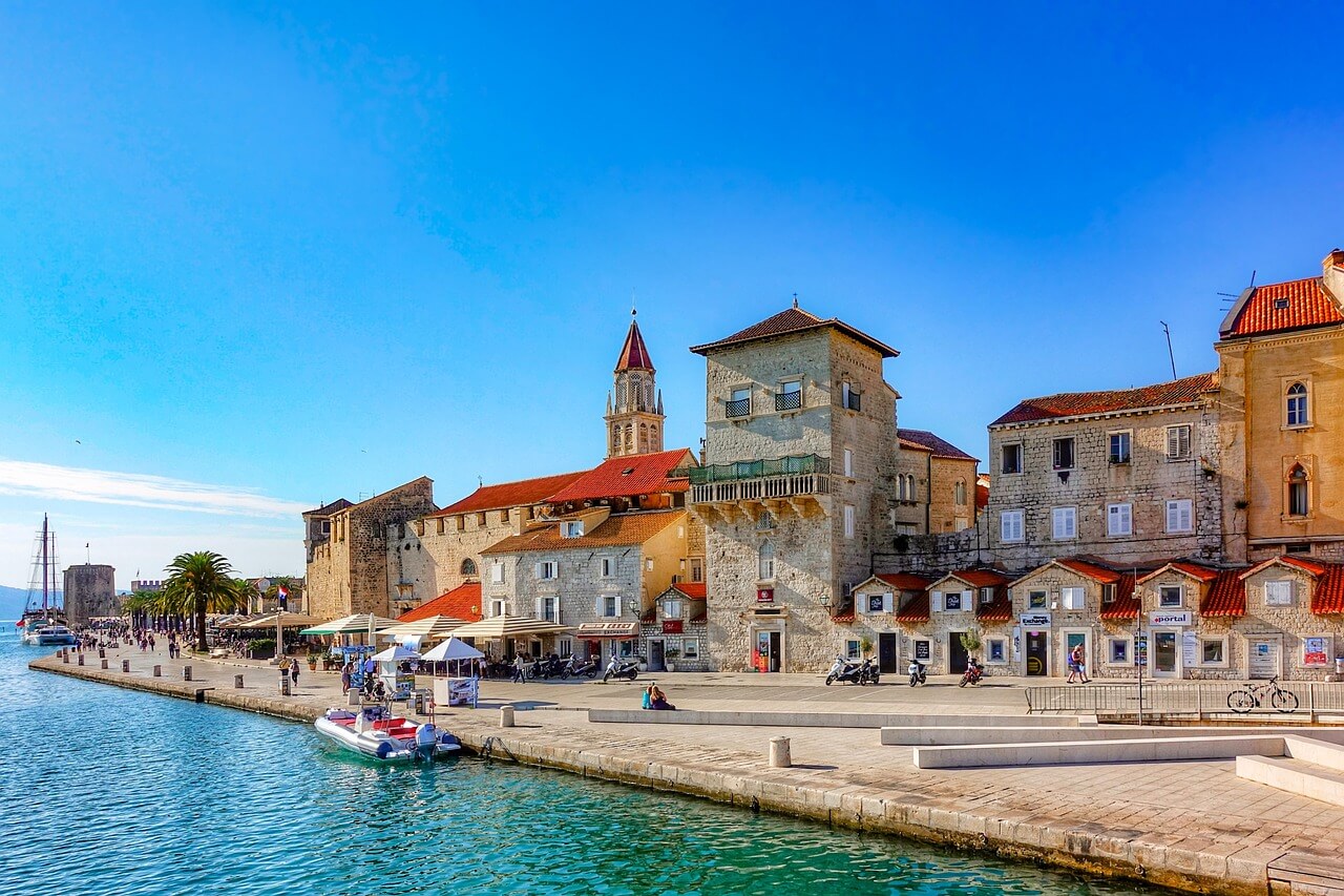 Blick auf die Hafenpromenade von Trogir in Dalmatien-Kroatien 