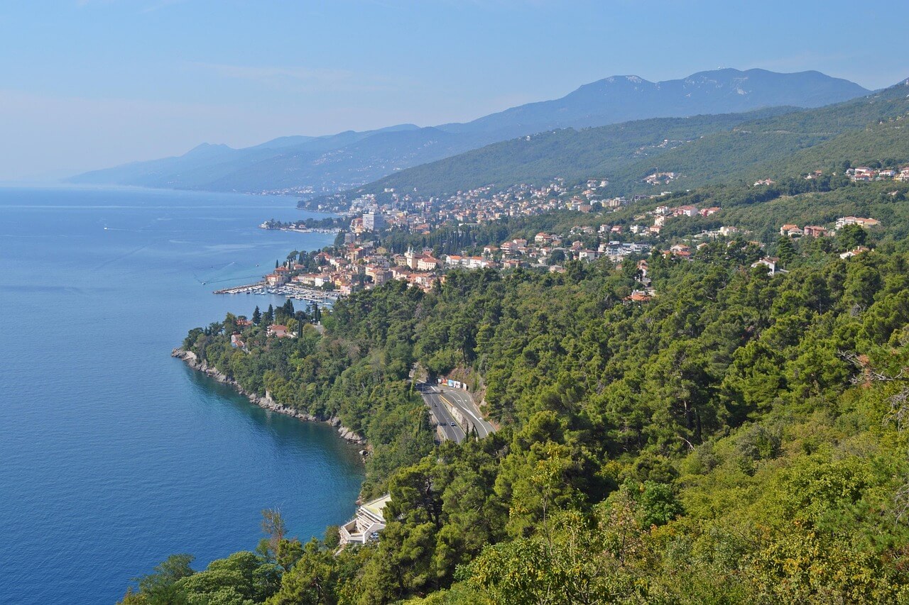 Blick auf die Bucht der Opatija Riviera- an der Kvarner Bucht in Kroatien 