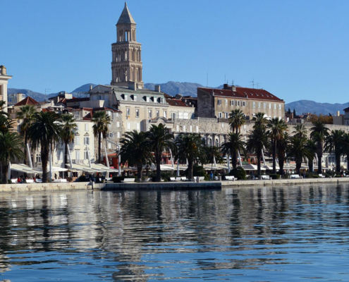 Blick auf die Strandpromenade "Riva" vom Meer aus in Split