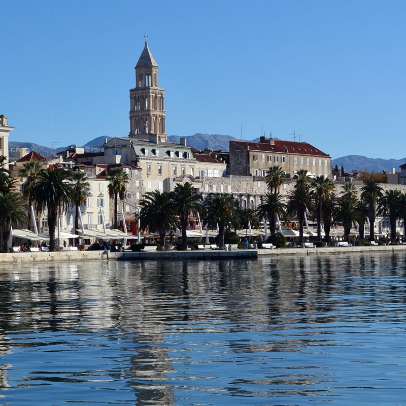 Blick auf die Strandpromenade "Riva" vom Meer aus in Split