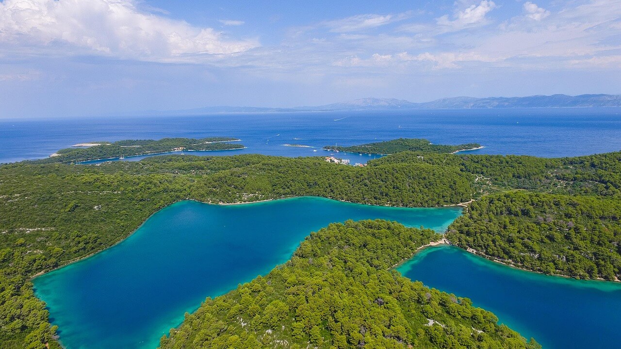 Blick auf die bewaldetet Insel Mljet in Süddalmatien mit den zwei Salzseen in Kroatien