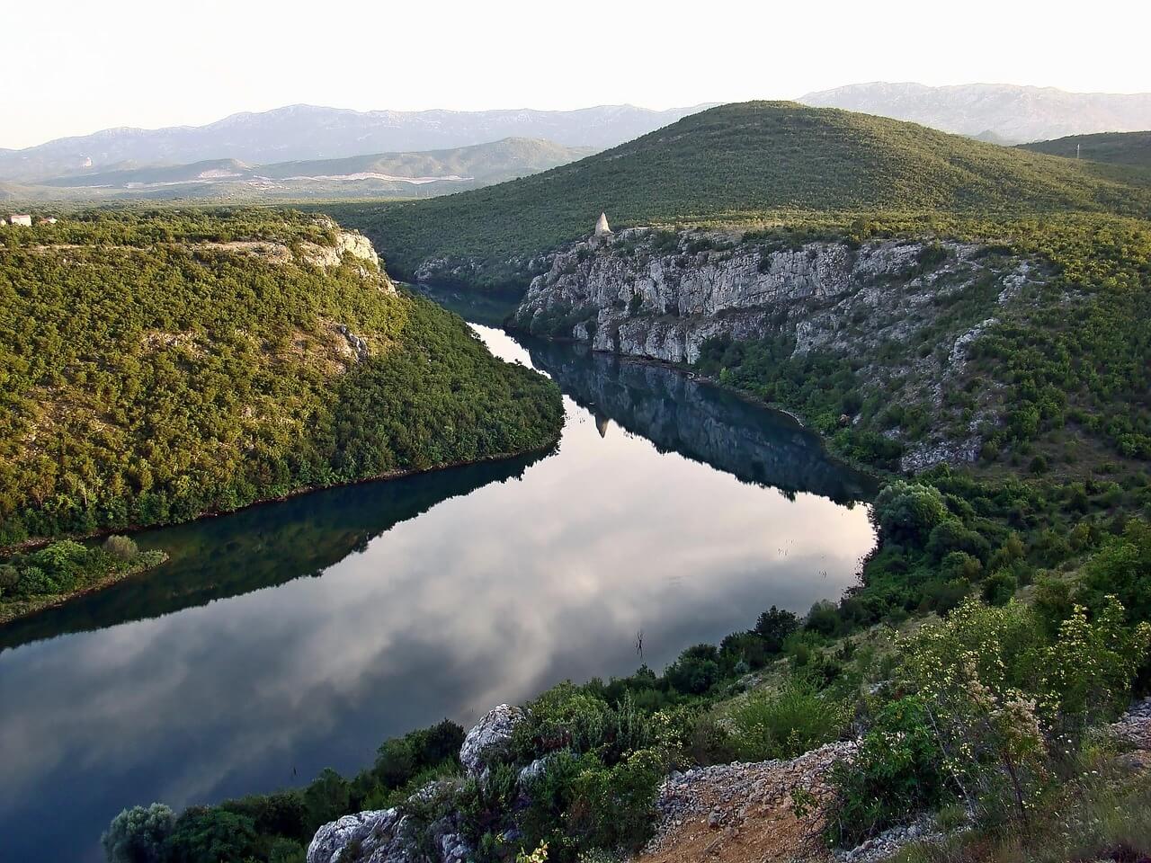 Blick auf den wilden Cetina Flus mit seinen steilen bewaldetetn grünen Hängen im Hinterland der Makarska Riviera in Kroatien