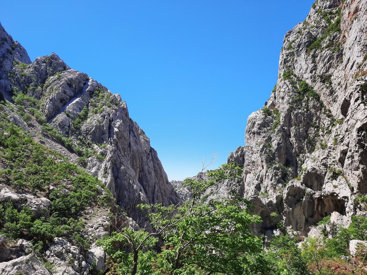 Blick in die Berge und Schluchten des Nationalparks Paklenica dem Kletterparadies in Dalmatien Kroatien 