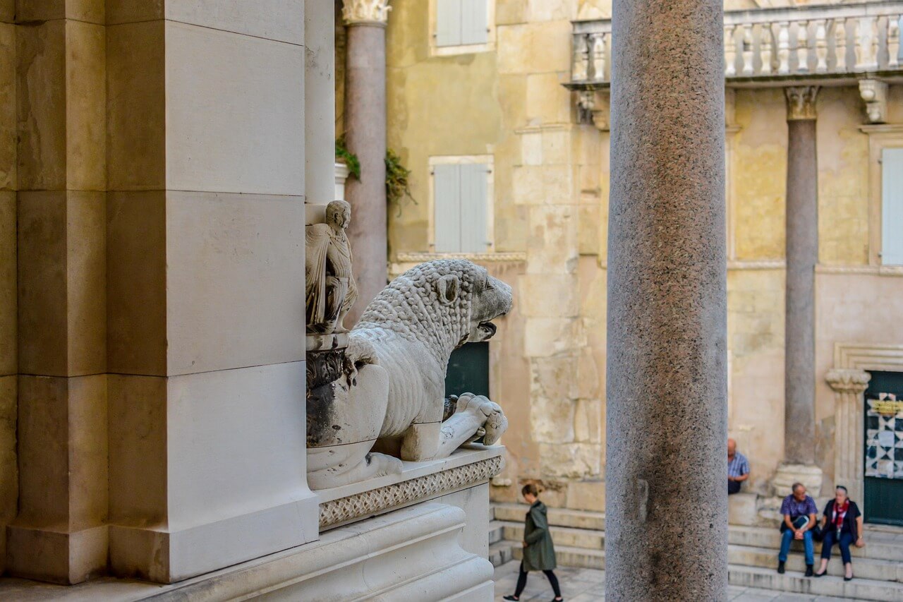 Blick auf den Hauptplatz im Diokletianpalast in Splits Altstadt in Kroatien