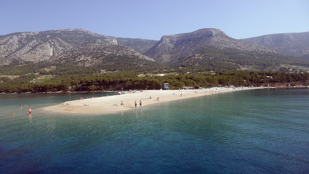 Blick auf das Horn von Zlatni Rad (Goldenes Horn) dem ikonischten Strand Kroatiens auf der Insel Brac in Dalmatien in Kroatien