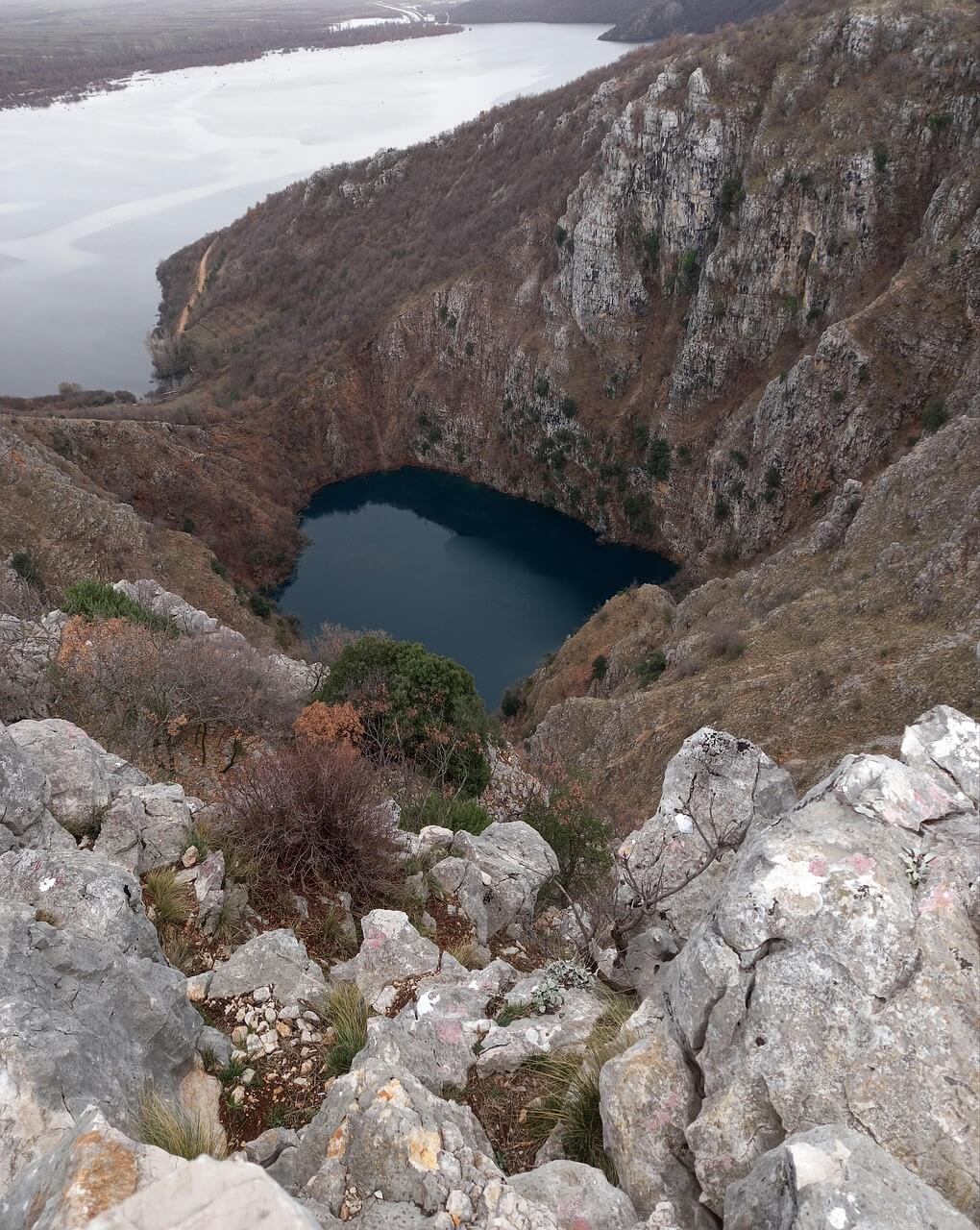 Blick auf einen See von Imotski umgeben von den hohen Felsen 