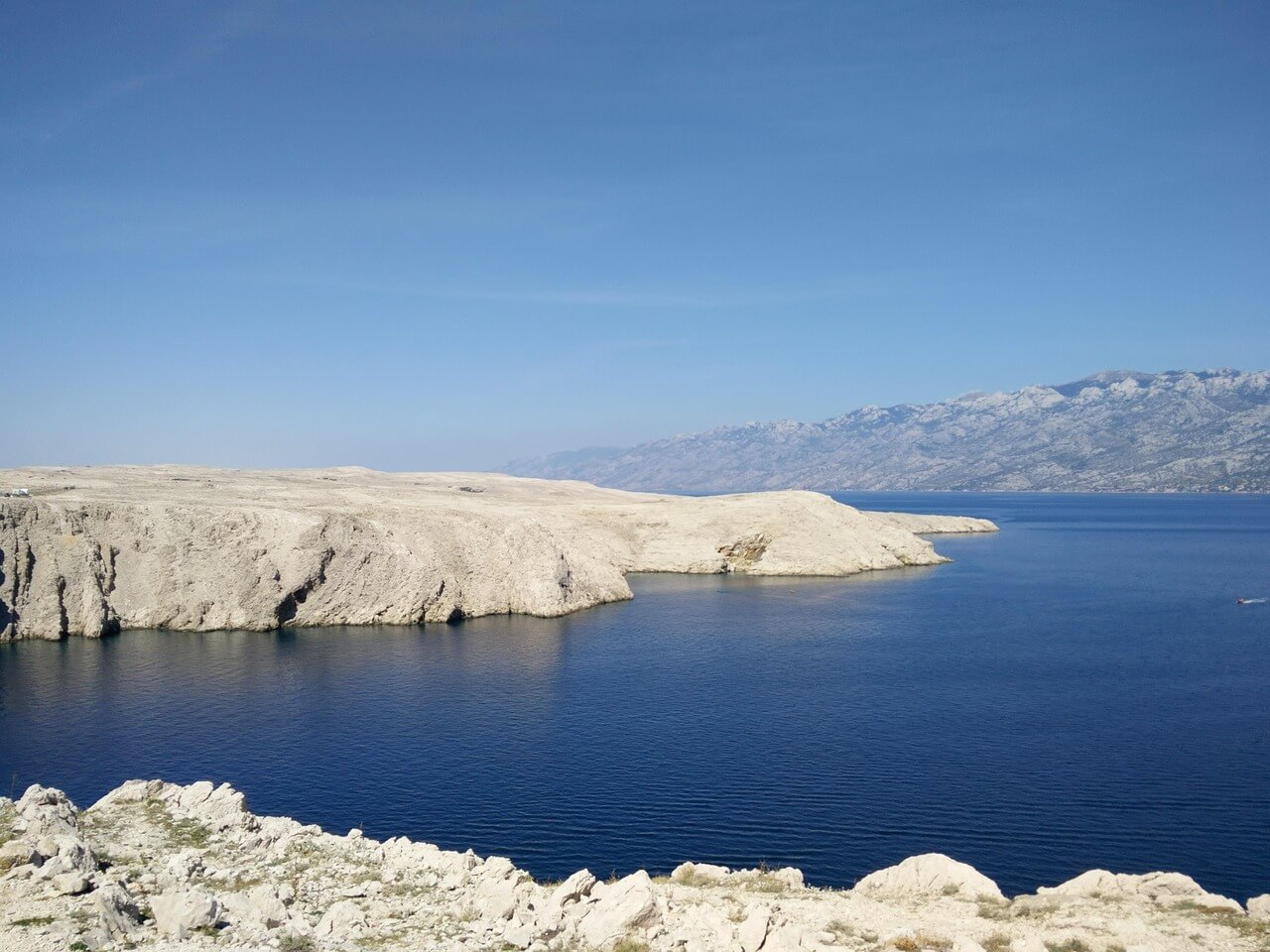 Die kargen Felsen auf der Insel Pag in Kroatien