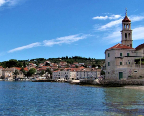 Blick auf den Ort Bol mit Kirche auf der Insel Brac in Kroatien