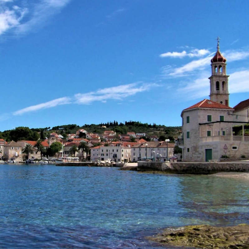 Blick auf den Ort Bol mit Kirche auf der Insel Brac in Kroatien