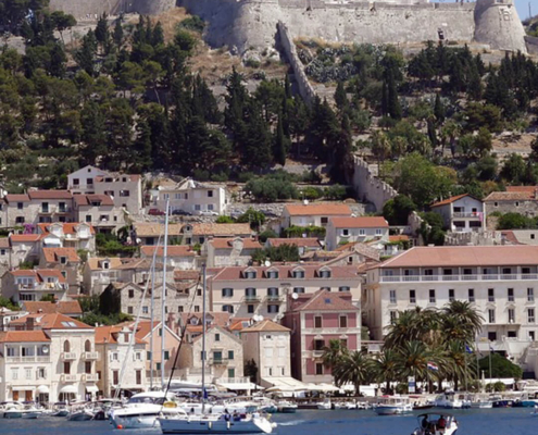 Blick vom Meer auf Hvar Stadt mit der Festung Paklini auf der Insel Hvar in Süddalmatien in Kroatien