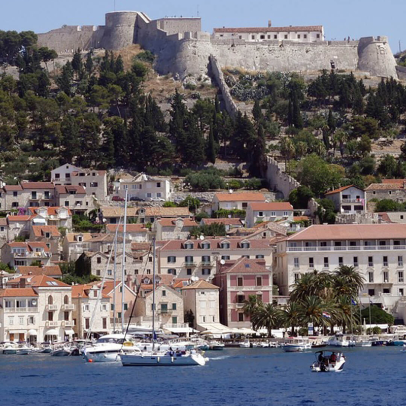 Blick vom Meer auf Hvar Stadt mit der Festung Paklini auf der Insel Hvar in Süddalmatien in Kroatien