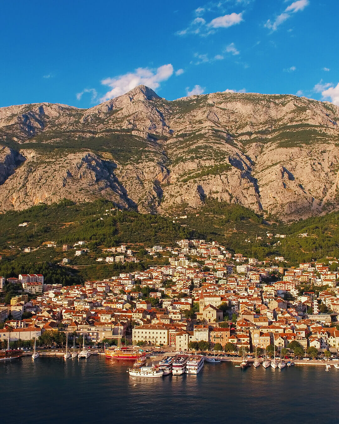 Blick auf Makarska im Hintergrund die Berge des Biokovo Gebirges in Kroatien Blick auf Makarska im Hintergrund die Berge des Biokovo Gebirges in Kroatien
