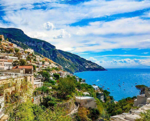 Blick auf Positano und die dahinterliegende Küste der Amalfiküste in Südtitalien