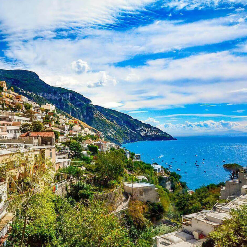 Blick auf Positano und die dahinterliegende Küste der Amalfiküste in Südtitalien