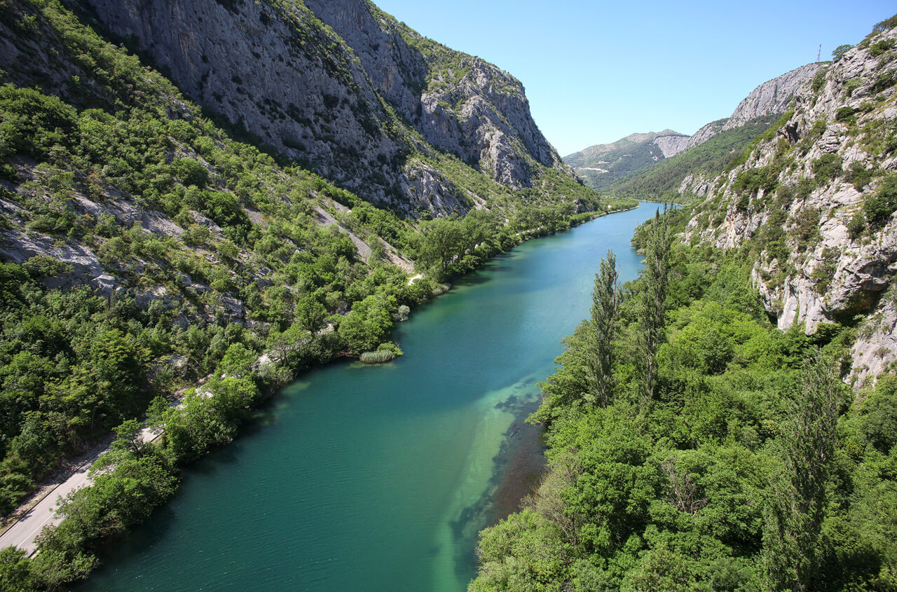 Blick auf den Cetina River in der Nähe von Omis in Kroatien